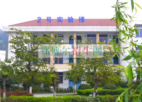 成都學電子信息工程技術(shù)哪個學校好