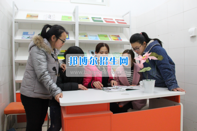 川南幼兒師范高等專科學(xué)校黨團工作站、圖書漂流站在學(xué)生公寓正式運行