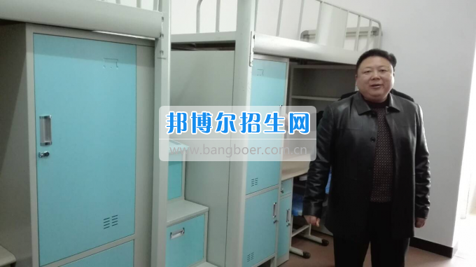川北幼兒師范高等專科學(xué)校張廷鑫校長帶隊(duì)考察學(xué)生公寓設(shè)備