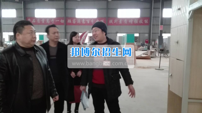 川北幼兒師范高等?？茖W(xué)校張廷鑫校長帶隊(duì)考察學(xué)生公寓設(shè)備