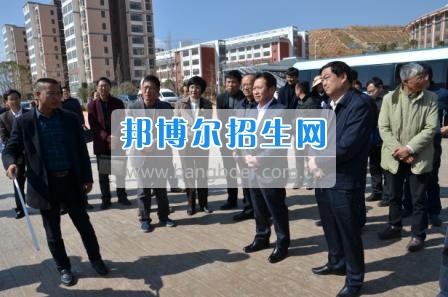 州委、州政府主要領導調研大理衛(wèi)校整體搬遷建設工作 2月10日下午,州委書記陳堅和州委副書記、州長楊健等領導蒞臨大理衛(wèi)校(大理護理職業(yè)學院)海東新校區(qū),對學校整體搬遷項目建設情況進行實地調研,并在龍山國際會議中心主持召開推進大理衛(wèi)校(大理護理職業(yè)學院)整體搬遷建設專題會議。楊泓濤校長代表學校匯報了學校的工作情況,海開委、州衛(wèi)計委、州教育局、州財政局、州發(fā)改委、州委編辦、州人社局、州審計局等部門領導對大理衛(wèi)校(大理護理職業(yè)學院)整體搬遷建設情況進行了匯報說明。 會上,陳堅書記強調,各主管部門要站在促進全州教育、衛(wèi)生事業(yè)發(fā)展的高度,加強協調聯動,幫助解決大理衛(wèi)校整體搬遷工作推進上的瓶頸問題,以高標準、嚴要求組織驗收和掃尾工作,保證施工安全、建筑安全及搬遷后的校園安全。楊健州長重申了實現整體搬遷的意義,并要求學校要在升格組建大理護理職業(yè)學院的同時,保留大理衛(wèi)校的牌子和教學優(yōu)勢,不斷提高辦學質量,擴大辦學規(guī)模,為全州衛(wèi)生事業(yè)發(fā)展輸送更多優(yōu)質人才。 此次調研和座談會充分體現了州委、州政府對于學校整體搬遷建設的高度重視,也為學校發(fā)展指明了方向。學校領導對州委、州政府長期以來對學校的關心和支持致以衷心的感謝,并表示將按照會議的相關要求,抓實各項搬遷準備工作,確保按時完成搬遷辦學。多措并舉做好資金籌措和師資隊伍建設,齊心協力將大理衛(wèi)校(大理護理職業(yè)學院)打造成為一所具有特色的一流高等護理職業(yè)院校。