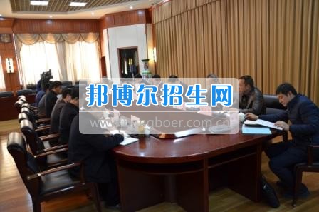 州委、州政府主要領導調研大理衛(wèi)校整體搬遷建設工作 2月10日下午,州委書記陳堅和州委副書記、州長楊健等領導蒞臨大理衛(wèi)校(大理護理職業(yè)學院)海東新校區(qū),對學校整體搬遷項目建設情況進行實地調研,并在龍山國際會議中心主持召開推進大理衛(wèi)校(大理護理職業(yè)學院)整體搬遷建設專題會議。楊泓濤校長代表學校匯報了學校的工作情況,海開委、州衛(wèi)計委、州教育局、州財政局、州發(fā)改委、州委編辦、州人社局、州審計局等部門領導對大理衛(wèi)校(大理護理職業(yè)學院)整體搬遷建設情況進行了匯報說明。 會上,陳堅書記強調,各主管部門要站在促進全州教育、衛(wèi)生事業(yè)發(fā)展的高度,加強協調聯動,幫助解決大理衛(wèi)校整體搬遷工作推進上的瓶頸問題,以高標準、嚴要求組織驗收和掃尾工作,保證施工安全、建筑安全及搬遷后的校園安全。楊健州長重申了實現整體搬遷的意義,并要求學校要在升格組建大理護理職業(yè)學院的同時,保留大理衛(wèi)校的牌子和教學優(yōu)勢,不斷提高辦學質量,擴大辦學規(guī)模,為全州衛(wèi)生事業(yè)發(fā)展輸送更多優(yōu)質人才。 此次調研和座談會充分體現了州委、州政府對于學校整體搬遷建設的高度重視,也為學校發(fā)展指明了方向。學校領導對州委、州政府長期以來對學校的關心和支持致以衷心的感謝,并表示將按照會議的相關要求,抓實各項搬遷準備工作,確保按時完成搬遷辦學。多措并舉做好資金籌措和師資隊伍建設,齊心協力將大理衛(wèi)校(大理護理職業(yè)學院)打造成為一所具有特色的一流高等護理職業(yè)院校。