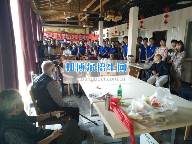 公共服務(wù)四川城市職業(yè)學(xué)院開展志愿服務(wù)活動 踐行社會主義核心價值觀  活動現(xiàn)場  四川城市職業(yè)學(xué)院訊(公共服務(wù)學(xué)院 馬李京)為了培養(yǎng)同學(xué)們的敬老意識，踐行社會主義核心價值觀，近日，公共服務(wù)學(xué)院15級城軌12班的同學(xué)們來到了位于龍泉驛區(qū)的啟陽養(yǎng)老中心，開展以“濃濃端午情，顆顆敬老心”為主題的端午節(jié)志愿服務(wù)活動。  剛到養(yǎng)老院門口，在養(yǎng)老院工作的阿姨就熱情地開門接同學(xué)們進去。這是同學(xué)們第二次來到啟陽養(yǎng)老院了，對院內(nèi)的一些基本情況有了大概的了解，完全沒有第一次的生疏緊張。在和負(fù)責(zé)人溝通之后,同學(xué)們分為幾個小組，分別和老人們聊天談心,和他們一起散步,看他們寫書法、講笑話,給他們分發(fā)帶去的粽子等禮品。雖然這些都是小事，但是同學(xué)們都一絲不茍地對待，盡自己最大的努力。小組分頭行動完成之后，同學(xué)們將老人聚在一起，給他們帶來了精心準(zhǔn)備的節(jié)目。最后，同學(xué)們依依不舍地道別，并與啟陽養(yǎng)老中心的全體老人和護工們合影留念。  這次活動結(jié)束了，但是同學(xué)們的熱情沒有消褪。同學(xué)們紛紛表示以后還要常來這里看看，不光是聊天解悶，還要多幫養(yǎng)老院的叔叔阿姨做些事情，減少他們的工作量。同學(xué)們都祝愿養(yǎng)老院的爺爺奶奶擁有一個快樂的晚年。這次志愿活動不僅為老人送去了溫暖，讓他們度過一個歡樂的節(jié)日，增強了同學(xué)們的敬老意識，同時也傳遞了正能量，發(fā)揚了中華名族敬老愛老的傳統(tǒng)美德，形成關(guān)注老人、人人敬老愛老的社會氛圍。