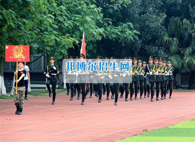 四川管理職業學院國旗隊參加四川省高校國旗護衛隊會操交流活動  為慶祝中國人民解放軍建軍90周年，推進西南地區高校國旗文化的發展，持續發揮升旗儀式的教育引導作用，深化愛國主義教育，5月20日，我院國旗隊應邀參加了由四川大學錦城學院發起的會操交流活動。  全省28所高校的國旗護衛隊，近千名國旗手齊聚一堂。在莊嚴的升旗儀式后，活動進入會操展示環節。我院國旗隊邁著整齊劃一的步伐走過主席臺，展示出了優秀的訓練水平和昂揚的精神風貌。當天下午，在四川大學錦城學院大禮堂舉行了“以我火紅青春、譜寫國旗禮贊”大學生升旗手文藝匯演。我院代表隊以優雅的舞姿展現了大學生青春的風采。表達了對祖國與學院的炙熱情感和嚴于律己的學習態度。  此次會操交流活動，加強了省內各高校國旗護衛隊間的聯系，弘揚了愛國、愛旗、護旗的精神，獲得了寶貴的經驗，明確了努力的方向。我院國旗隊的隊員們紛紛表示：要肩負起捍衛國旗尊嚴、宣傳國旗文化的神圣使命!