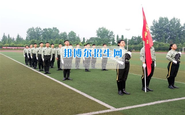 四川管理職業學院國旗隊參加四川省高校國旗護衛隊會操交流活動  為慶祝中國人民解放軍建軍90周年，推進西南地區高校國旗文化的發展，持續發揮升旗儀式的教育引導作用，深化愛國主義教育，5月20日，我院國旗隊應邀參加了由四川大學錦城學院發起的會操交流活動。  全省28所高校的國旗護衛隊，近千名國旗手齊聚一堂。在莊嚴的升旗儀式后，活動進入會操展示環節。我院國旗隊邁著整齊劃一的步伐走過主席臺，展示出了優秀的訓練水平和昂揚的精神風貌。當天下午，在四川大學錦城學院大禮堂舉行了“以我火紅青春、譜寫國旗禮贊”大學生升旗手文藝匯演。我院代表隊以優雅的舞姿展現了大學生青春的風采。表達了對祖國與學院的炙熱情感和嚴于律己的學習態度。  此次會操交流活動，加強了省內各高校國旗護衛隊間的聯系，弘揚了愛國、愛旗、護旗的精神，獲得了寶貴的經驗，明確了努力的方向。我院國旗隊的隊員們紛紛表示：要肩負起捍衛國旗尊嚴、宣傳國旗文化的神圣使命!