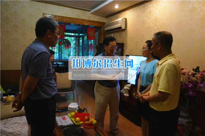 成都中醫藥大學領導走訪慰問老黨員、困難黨員和群眾代表
