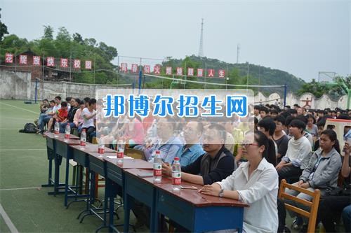 　　我校隆重舉行2017年預備班學生“各展所長，揚帆起航”文藝匯演  　　為了豐富同學們的課余生活，提高同學們的文藝素養，增強班級間的凝聚力和親和力。6月2日晚，我校在球類運動場舉辦了預備班“各展所長，揚帆起航”學生文藝匯演，全體預備班學生和職高部學生共800多名以及20多名教職工觀看了演出。  　　此次文藝匯演的節目內容形式多樣、內容豐富，激情的開場舞——《GOODBOY》中拉開了帷幕，伴隨著一陣陣掌聲，歌舞、小品、朗誦、相聲等精心準備的22個精彩的節目為觀眾呈現了一道豐富的視聽盛宴，最后全體師生齊唱的《難忘今宵》把本場文藝匯演推向了高潮，掌聲和歡呼聲此起彼伏，臺上臺下成了一片激情四溢的海洋，本場文藝匯演畫上了圓滿的句號。  　　此次文藝匯演演出的成功舉辦，充分彰顯了我校預備班學生的個性，讓預備班學生充分感受到育才職高的魅力。