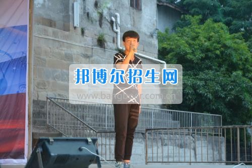 　　我校隆重舉行2017年預備班學生“各展所長，揚帆起航”文藝匯演  　　為了豐富同學們的課余生活，提高同學們的文藝素養，增強班級間的凝聚力和親和力。6月2日晚，我校在球類運動場舉辦了預備班“各展所長，揚帆起航”學生文藝匯演，全體預備班學生和職高部學生共800多名以及20多名教職工觀看了演出。  　　此次文藝匯演的節目內容形式多樣、內容豐富，激情的開場舞——《GOODBOY》中拉開了帷幕，伴隨著一陣陣掌聲，歌舞、小品、朗誦、相聲等精心準備的22個精彩的節目為觀眾呈現了一道豐富的視聽盛宴，最后全體師生齊唱的《難忘今宵》把本場文藝匯演推向了高潮，掌聲和歡呼聲此起彼伏，臺上臺下成了一片激情四溢的海洋，本場文藝匯演畫上了圓滿的句號。  　　此次文藝匯演演出的成功舉辦，充分彰顯了我校預備班學生的個性，讓預備班學生充分感受到育才職高的魅力。