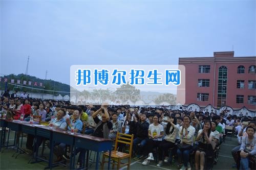 　　我校隆重舉行2017年預備班學生“各展所長，揚帆起航”文藝匯演  　　為了豐富同學們的課余生活，提高同學們的文藝素養，增強班級間的凝聚力和親和力。6月2日晚，我校在球類運動場舉辦了預備班“各展所長，揚帆起航”學生文藝匯演，全體預備班學生和職高部學生共800多名以及20多名教職工觀看了演出。  　　此次文藝匯演的節目內容形式多樣、內容豐富，激情的開場舞——《GOODBOY》中拉開了帷幕，伴隨著一陣陣掌聲，歌舞、小品、朗誦、相聲等精心準備的22個精彩的節目為觀眾呈現了一道豐富的視聽盛宴，最后全體師生齊唱的《難忘今宵》把本場文藝匯演推向了高潮，掌聲和歡呼聲此起彼伏，臺上臺下成了一片激情四溢的海洋，本場文藝匯演畫上了圓滿的句號。  　　此次文藝匯演演出的成功舉辦，充分彰顯了我校預備班學生的個性，讓預備班學生充分感受到育才職高的魅力。
