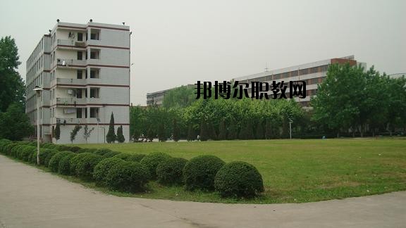 四川省工業(yè)貿(mào)易學(xué)校2020年報名條件、招生要求、招生對象