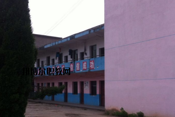 不同的同學(xué)對(duì)于學(xué)校宿舍的要求也是不一樣的。有的同學(xué)認(rèn)為學(xué)校宿舍休息的條件就可以了，而有的同學(xué)則希望學(xué)校宿舍還有可以學(xué)習(xí)的條件，這樣自己以后如果有沒有完成的學(xué)習(xí)任務(wù)還可以在宿舍繼續(xù)完成。當(dāng)學(xué)校的宿舍條件滿足同學(xué)們的預(yù)期的時(shí)候，這所學(xué)校被選擇的幾率也會(huì)大大提高。  上饒中等職業(yè)學(xué)校宿舍條件 學(xué)校宿舍寬敞明亮，配有衛(wèi)生間、空調(diào)、書桌、柜子、熱水等等設(shè)施，條件較好。  上饒中等職業(yè)學(xué)校辦學(xué)條件 1、學(xué)校坐落在上饒市近郊皂頭鎮(zhèn)，擁有自建的獨(dú)立校園，校區(qū)占地面積60余畝，建筑面積24100平方米，環(huán)境幽雅，交通便利，各類設(shè)施齊全，公寓式宿舍并配有空調(diào)，是莘莘學(xué)子理想的求學(xué)深造之地。  2、教學(xué)儀器設(shè)備總值380多萬，圖書2萬余冊(cè)，現(xiàn)代教育教學(xué)設(shè)施完備，建有計(jì)算機(jī)房、語音室、形體房、電子實(shí)訓(xùn)室、多媒體教室、大禮堂、電子閱覽室、琴房和教育實(shí)習(xí)基地等各類教學(xué)場(chǎng)所。  3、現(xiàn)有全日制教學(xué)班級(jí)15多個(gè)，在校學(xué)生600多人。  上饒中等職業(yè)學(xué)校獲得成就 學(xué)校辦學(xué)十五年來，先后培養(yǎng)了八千多名合格的畢業(yè)生，從我校走出的畢業(yè)生一大批都已成為企業(yè)的技術(shù)骨干和管理人員，學(xué)校先后被省教育廳授予“江西省示范中等職業(yè)學(xué)校”“江西省中等職業(yè)學(xué)校先進(jìn)單位”上饒市政府授予“全市先進(jìn)學(xué)校”上饒市教育局授予“上饒市重點(diǎn)職業(yè)學(xué)校”等榮譽(yù)稱號(hào)。  小編總結(jié) 我們可以看到學(xué)校的宿舍寬敞明亮，配有衛(wèi)生間、空調(diào)、書桌、柜子、熱水等等設(shè)施，條件較好，無論同學(xué)們是在寢室學(xué)習(xí)還是休息都是很方便的?？催^上饒中等職業(yè)學(xué)校的宿舍條件以后，小伙伴們覺得學(xué)校的宿舍怎么樣呢?