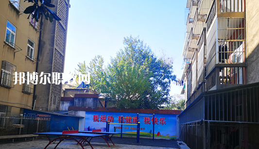 在對這所學校進行判斷以后，才會知道不同學校之間所公布的各方面情況都是不同的，而這些信息也是需要學生自己去進行判斷的，當然了其中有關(guān)于學校的住宿環(huán)境也是需要被學生所了解的，畢竟這是每個學生在學校的住宿情況。  蕪湖職業(yè)技術(shù)學院附屬中等職業(yè)學校住宿條件 學生宿舍實行四人間公寓化、封閉式管理，并配有校園公共浴室、住宿條件不錯，給學生提供了一個舒適、安全的學習和生活環(huán)境。  蕪湖職業(yè)技術(shù)學院附屬中等職業(yè)學校辦學條件 學校坐落在美麗的鏡湖公園和九蓮塘公園中間，是市中心唯一的一所公辦職業(yè)學校，交通便利，環(huán)境優(yōu)美，生活方便。學校本著對教育教學質(zhì)量和學生負責的態(tài)度，劃定最低錄取線。住校生宿舍條件優(yōu)越，實行公寓化、封閉式管理。學校教學設(shè)備齊全，多媒體電教室、多功能活動廳、計算機組裝實驗室、數(shù)字化動漫實驗室、語言實驗室、實訓賓館、與學院聯(lián)網(wǎng)的校園網(wǎng)及學院擁有的實驗實訓室等，為學生提升動手能力、開拓視野創(chuàng)造了得天獨厚的條件。  蕪湖職業(yè)技術(shù)學院附屬中等職業(yè)學校師資力量 近幾年我校一批優(yōu)秀教師、教壇新星脫穎而出，多人次獲國家、省、市一等獎項。我校現(xiàn)有正教授一名，省級特級教師一名(同類學校唯一)，高中級教師若干。學校聘請蕪湖職業(yè)技術(shù)學院專家教授組成教學督導組實施教學督導，對備課、上課等教學環(huán)節(jié)進行全程質(zhì)量評估，以督導促教學、以督導促創(chuàng)新、以督導促規(guī)范，使學生學有所成。我校教學計劃和課程設(shè)置是由學院、附校、用人單位、專業(yè)領(lǐng)域?qū)＜宜姆絽⑴c研發(fā)。已形成：頂層設(shè)計、分層教學、工學結(jié)合、系統(tǒng)培養(yǎng)的獨特教學模式。嚴把教學標準和畢業(yè)生質(zhì)量標準兩個關(guān)口。  以上所介紹的信息便是有關(guān)于蕪湖職業(yè)技術(shù)學院附屬中等職業(yè)學校的住宿情況，就可以知道其實這所學校對于學生的基本需求是可以滿足的，但是學生想要選擇其他方面的住宿情況話，就需要學生提前去對每所學校的住宿情況進行了解。