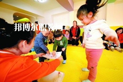 隨著二胎政策的放寬，我國新生兒的數量明顯增多，這也說明，在未來的很長一段時間里，幼師都是一個非常受歡迎的行業，而四川是座發展迅速，有深厚文化底蘊的城市，自然是受到很多同學喜愛，近日，就會問小編關于四川讀幼師學校好不好?那接下來，小編就給大家介紹一下四川幼師學校，如果你有更多疑問，歡迎點擊右側的咨詢欄與我們交流。  四川讀幼師的就業前景 就業容易，畢業學生不愁“嫁”盡管當前就業形勢嚴峻，各地大學生就業難度大，但許多城市的學前教育專業畢業生并未受影響，反而逆勢上漲，待遇也比往年有所提高。近年來，由于幼兒園發展的需要，很多單位幼兒教師奇缺，連男老師也變得搶手起來。學前、初教專業畢業生不愁“嫁”，甚至有很多幼教機構到學校預約、搶簽畢業生，幼教人才受歡迎程度可見一斑。  四川讀幼師的優勢 幼教項目的穩定性強，不受市場沖擊，打造終身產業?，F階段，無論是從國家教育改革發展的全局出發，還是從目前有關民辦學前教育的法律法規政策等方面來看，民辦學前教育發展潛力都十分巨大。其次，成就子女未來。選擇了幼教工作，可以讓我們更懂得如何教育子女，對自己未來孩子接收良好的家庭教育有著十分重要的促進作用。女性投身幼教行業后，長期接受最先進的幼教理念和適合中國幼兒的各類課程，繼而在對自己子女的教育觀念和方法上也會更科學，為孩子今后的發展奠定更好的基礎。  德陽科貿職業學院幼師升學班學前教育專業介紹 本專業順應國家“幼有所育”學前教育決策和學前教育專業人才極度短缺的社會需求而設，是一個綜合性較強的專業，涵蓋0-6歲兒童的教育，作為人生起點教育的學前教育專業對人的一生的發展和教育起著重要的奠基作用。本專業緊密對接各級各類幼兒園和早期教育機構等實施合作辦學、合作育人，強化“四能”特長(彈唱、舞蹈、美術、游戲)、“五會”素養(保育、保健、教育、溝通、管理)，致力于培養新時代“有愛心、有耐心、有恒心、有責任心”的學前教育人才。  培養目標：本專業培養以立德樹人為己任，具有良好的職業道德、專業素養、協作精神、溝通能力和創新意識，擁有先進的幼兒教育理念，具有較扎實的學前教育的專業知識與專業技能，具備較強的幼兒保教能力，從事幼兒園教育教學、保育保健工作的高素質應用型人才。  核心課程：學前教育學、學前兒童心理學、幼兒游戲理論與實踐、幼兒行為觀察、幼兒園五大領域教育、學前衛生學、聲樂、鋼琴、舞蹈、美術、幼兒歌曲彈唱、幼兒舞蹈創編、幼兒園班級管理、幼兒手工、家庭教育等。  職業前景：習近平總書記在“黨的十九大”上指出：“增進民生福祉是發展的根本目的。必須多謀民生之利、多解民生之憂，在發展中補齊民生短板、促進社會公平正義，在幼有所育、學有所教上不斷取得新進展。”  2019年教育部《2018年全國教育事業發展統計公報》顯示，2018年全國共有幼兒園26.67萬所，比上年增加1.17萬所，增長4.60%; 在園幼兒4656.42萬人，比上年增加56.28萬人;學前教育毛入園率達到81.7%，比上年提高2.1%，且0-6歲兒童超過1億，幼兒園專任教師258.14萬人。按照國家對學前教育師幼比(1:5)的規定，幼兒園專任教師的缺口高達673萬多。學前教育專業人才就業前景非常廣闊。  就業崗位：幼兒園教師、幼兒保育員、幼兒保健教師、早期教育教師。  獲取資格證書：幼兒園教師資格證、普通話水平證書(二甲及以上)  專業實訓室：幼兒保育實訓室、幼兒衛生保健實訓室、仿真幼兒園、幼兒手工制作實訓室、幼兒美術實訓室、聲樂實訓室、形體舞蹈實訓室、鋼琴實訓室、游戲與感統實訓室、繪本實訓室、蒙臺梭利教育實訓室、奧爾夫音樂實訓室等。  專業實踐基地：廣漢市第三幼兒園、廣漢市雒城鎮第四幼兒園、廣漢市西外中心幼兒園、德陽市旌南幼兒園、德陽市黃河東路幼兒園、四川師范大學實驗幼兒園、四川師范大學附屬啟夏幼兒園、成都市武侯區福錦幼兒園、崇州市虹橋歡樂谷幼兒園、岳池知恩行幼兒園、西充縣青葵幼兒園等。  上面關于四川讀幼師學校好不好?小編介紹了，小編覺得不管是讀什么學校都是要從多方面來考慮的，要看行業的發展前景怎么樣，還要看這個專業到底適不適合自己，就好像幼師學校，一定要學好小孩子才可以去讀，因為這個專業將來出來不管做什么工作，都是要和小朋友待在一起的。如有更多問題，歡迎咨詢邦博爾網。