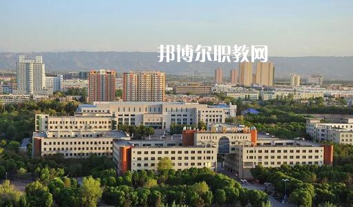 新疆石河子衛(wèi)生學(xué)校2021年有哪些專業(yè)?我們知道同學(xué)們在選擇專業(yè)的時候?qū)嶋H上專業(yè)比學(xué)校更重要，對于同學(xué)們來說在選擇專業(yè)的時候是需要慎重的。  新疆石河子衛(wèi)生學(xué)校專業(yè)設(shè)置 學(xué)校設(shè)有：護理學(xué)、藥劑學(xué)、檢驗學(xué)三大專業(yè)。其中護理學(xué)：有中專和大專兩種，大專為石河子大學(xué)在該校委培專業(yè)，頒發(fā)石河子大學(xué)的畢業(yè)證書。  新疆石河子衛(wèi)生學(xué)校學(xué)校優(yōu)勢 學(xué)校地址位于石河子市中心位置，旁邊為石河子市人民醫(yī)院(農(nóng)八師石河子市人民醫(yī)院)也是石河子的120急救中心。步行至石河子市游憩廣場只需要10分鐘，學(xué)校地理位置屬于石河子市市中心。交通發(fā)達。  學(xué)習優(yōu)勢：每門課程都有專業(yè)的老師帶教，在每個假期，都將組織學(xué)生參與臨床見習，增加學(xué)生的臨床經(jīng)驗。  其他優(yōu)勢：每一位在校生，都可以申請國家貧困助學(xué)金，國家撥款，每人每年1500元，均發(fā)至學(xué)生手上，解決了學(xué)生的基本溫飽問題，為貧困學(xué)生創(chuàng)造了學(xué)習條件。  另：南疆三地州學(xué)生、農(nóng)村籍學(xué)生、貧困生(非城市、城鎮(zhèn)戶口)可以申請減免學(xué)費，每人每年減免2000元，即只需繳納400元，即可上學(xué)，完成貧困學(xué)生學(xué)習的心愿。學(xué)生可以使用半價火車票往返，每年4次。  新疆石河子衛(wèi)生學(xué)校學(xué)校榮譽 學(xué)校以治校嚴謹，講求質(zhì)量，辦學(xué)成績斐然而著稱。多年來被石河子市評為“精神文明先進單位”、“民族團結(jié)先進單位”、“衛(wèi)生綠化先進單位”、“綜合治理先進單位”、“招生先進集體”，“德育教育先進學(xué)校”。 2000年通過兵團《中等醫(yī)學(xué)主要專業(yè)設(shè)置》評估;2003年通過兵團《中等職業(yè)學(xué)校合格評估》;2002年被國家教育部首批確定為“全國護理專業(yè)示范點學(xué)校”;2003年教育部評估為“全國重點中等職業(yè)學(xué)校”;2004年教育部確定為全國“護理專業(yè)領(lǐng)域技能型人才培養(yǎng)培訓(xùn)基地”，同時，被國家教育部列為“全國衛(wèi)生職業(yè)教學(xué)模式研究課題組學(xué)校”、“面向二十一世紀全國衛(wèi)生職業(yè)學(xué)校系列教改教材編輯委員會”學(xué)校. 2005年4月，參加“全國護理教學(xué)改革成果展示賽”榮獲團體“二等獎”和“組織獎”。2005年12月被教育教育部評為“全國護理教學(xué)改革先進學(xué)校”。  小編為同學(xué)們整理好了學(xué)校的招生專業(yè)，同學(xué)們可以仔細的看看，對于同學(xué)們自己來說選擇一個適合自己的專業(yè)是非常重要的事情的哦，這樣才能保證后期的就業(yè)的哦。