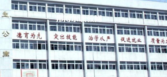 南京市公用事業(yè)技工學(xué)校學(xué)費(fèi)：*********，具體各專業(yè)學(xué)費(fèi)明細(xì)如下，希望對(duì)大家有幫助，邦博爾小編整理的南京市公用事業(yè)技工學(xué)校學(xué)費(fèi)信息僅供參考，如有變動(dòng)，以學(xué)校官方最新消息為準(zhǔn)。  一、南京市公用事業(yè)技工學(xué)校學(xué)費(fèi)多少錢(學(xué)費(fèi)明細(xì)) 1、南京市公用事業(yè)技工學(xué)校各專業(yè)學(xué)費(fèi)收費(fèi)標(biāo)準(zhǔn)  2、南京市公用事業(yè)技工學(xué)校住宿費(fèi)標(biāo)準(zhǔn)：500元/學(xué)年  3、南京市公用事業(yè)技工學(xué)校資助政策  學(xué)校嚴(yán)格按物價(jià)局核定的標(biāo)準(zhǔn)收費(fèi)，在校生享受政府免學(xué)費(fèi)政策。符合條件的優(yōu)秀學(xué)生和貧困生，按規(guī)定享受國家勵(lì)志獎(jiǎng)學(xué)金和助學(xué)金。  學(xué)校實(shí)行獎(jiǎng)學(xué)金制度，對(duì)比亞迪冠名班，開沃集團(tuán)南京金龍冠名班，天泓冠名班和品學(xué)兼優(yōu)的優(yōu)秀學(xué)生給予獎(jiǎng)勵(lì)。  二、南京市公用事業(yè)技工學(xué)校簡介 多年來，學(xué)校與一百多家企事業(yè)單位建立了用人協(xié)作關(guān)系，為畢業(yè)生建立了暢通的就業(yè)渠道，部分專業(yè)已采用“定單式定向委培”輸送就業(yè)。  2004年以來，每年就業(yè)率始終在98.5%以上，畢業(yè)生就業(yè)去向主要為公交行業(yè)，如南京公交、中北巴士、新城巴士等;  汽車制造行業(yè)，如南京南汽集團(tuán)MG汽車制造公司、南京長安汽車制造公司等;  汽車銷售(4S店)和維修行業(yè)如江蘇天泓汽車服務(wù)有限公司、南京朗馳集團(tuán)有限公司和江蘇省外事旅游汽車公司汽車修理總廠、南京新港汽車維修公司等。