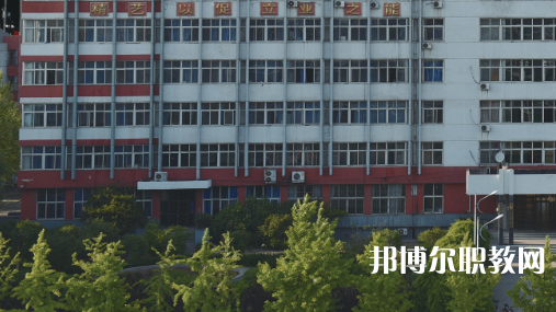 開灤技師學(xué)院招生計(jì)劃?每年學(xué)校在招生季節(jié)都會(huì)公布自己的招生計(jì)劃，那么學(xué)生們在對(duì)學(xué)校所進(jìn)行選擇的時(shí)候，是可以具體看看一所學(xué)校的招生計(jì)劃，然后再看看學(xué)校所公布的招生要求是否是自己可以滿足的，從而決定對(duì)學(xué)校的報(bào)讀。  一、開灤技師學(xué)院招生計(jì)劃一覽表 二、開灤技師學(xué)院招生情況 1、開灤技師學(xué)院招生條件、要求  身高:1.55米以上。  體重:不低于50公斤，高限不超過標(biāo)準(zhǔn)體重的50%。  視力:裸眼視力左右均在4.7(含47)以上，砂眼左右無第二期三個(gè)“十”者，無色弱、色盲者。  耳病:無化膿性中耳炎者。  聽力:左右兩側(cè)均大于80%(包括80%分貝)。  鼻病:無萎縮性鼻炎及較重肥大性鼻炎者。  血壓:90mmHg<收縮壓<140mmHg、60mmHg<舒張壓<90mmHg  心臟:二級(jí)收縮期雜音以下和心率在90次/分以下者。  肺臟:無慢性支氣管炎 支氣管哮喘、肺結(jié)核、結(jié)核性胸膜炎等呼吸系統(tǒng)慢性病。  腹部無任何腫物和肝、脾不腫大者(肝大一公分以內(nèi)功能正常者除外)。  對(duì)紋身者,面部、頸部紋身直徑不超過2cm，著短裝身體其他裸露部位直徑不超過3cm。面部、頸部紋身直徑超過2cm或其他部位超過3cm的，不合格;如本人能夠積極處理，可視為合格。  輔助檢查、胸透、化驗(yàn)正常者。  其他:無殘疾、無駝背、無畸形、無較重之扁平足或拇指外翻 無腿部或精索靜脈曲張者,無難治或面積較大之皮膚疾病,無痔或漏者，無疝氣者，無多發(fā)性淋巴腺腫大者，無較重慢性病者，無不適合招錄崗位所要求的身體條件者。  2、開灤技師學(xué)院招生對(duì)象  中考生和往屆生，  三、開灤技師學(xué)院簡介 學(xué)校服務(wù)河北省能源、裝備制造等傳統(tǒng)產(chǎn)業(yè)升級(jí)，服務(wù)京津冀產(chǎn)業(yè)智慧化水平提升的發(fā)展需求，瞄準(zhǔn)河北省新興產(chǎn)業(yè)、現(xiàn)代服務(wù)業(yè)創(chuàng)新發(fā)展戰(zhàn)略，對(duì)接能源(煤炭)，裝備制造、現(xiàn)代服務(wù)業(yè)等產(chǎn)業(yè)設(shè)置專業(yè)，開設(shè)電氣自動(dòng)化設(shè)備安裝與維修、煤礦技術(shù)、電子商務(wù)、計(jì)算機(jī)網(wǎng)絡(luò)技術(shù)等專業(yè)16個(gè)。  2020年突出發(fā)展現(xiàn)代服務(wù)業(yè)的要求，增設(shè)《幼兒教育》專業(yè)。經(jīng)過幾年發(fā)展，逐步形成“裝備制造業(yè)與現(xiàn)代服務(wù)業(yè)共同主導(dǎo)、傳統(tǒng)產(chǎn)業(yè)與新興產(chǎn)業(yè)雙輪驅(qū)動(dòng)的發(fā)展格局”相適應(yīng)的專業(yè)布局。  四、開灤技師學(xué)院口碑 校友評(píng)價(jià)：開灤技師學(xué)院地理位置優(yōu)越，交通十分方便。  校友評(píng)價(jià)：開灤技師學(xué)院畢業(yè)生就業(yè)前景光明。