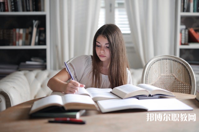 河南哪里的中職學校能讀計算機平面設計專業專業