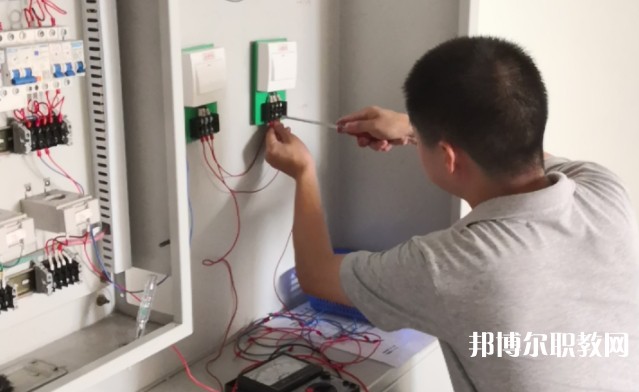四川2025年男生上電工學(xué)校學(xué)什么好